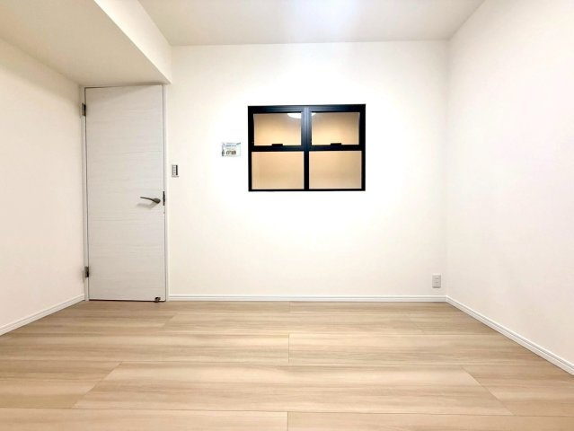 ニックハイム綱島第5の洋室|柔らかな照明が空間を包み込み、心地よい静けさを生み出す寝室。穏やかな時間が流れる上質なプライベートスペースです。