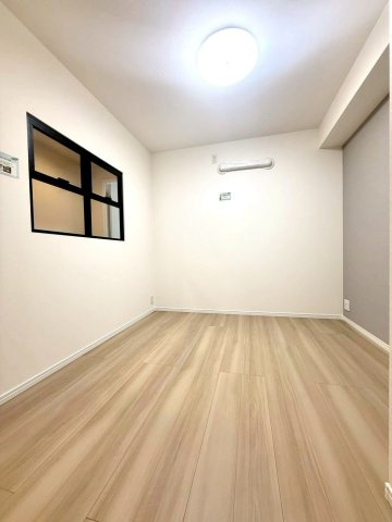 ニックハイム綱島第5の洋室|スタイリッシュなブラックフレームの内窓が印象的。リビングとのつながりを感じながらも、独立性を保つデザインです。