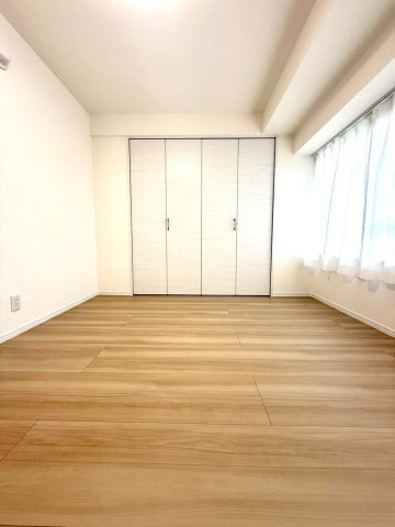 ニックハイム綱島第5の洋室|ナチュラルな木目と優しい光が調和する穏やかな空間。ゆったりとした奥行きがあり、心落ち着くプライベートルームです。