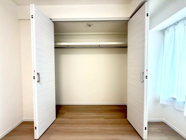 ニックハイム綱島第5の収納|ワイドなクローゼットは、衣類や小物をすっきりと収納できる機能的な空間。生活感を感じさせない上質な住まいを演出します。