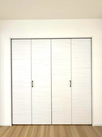 ニックハイム綱島第5の洋室|シンプルで美しい木目調の扉が上質な印象を演出。機能性とデザイン性を兼ね備えた収納空間が整います。