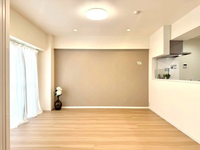 ニックハイム綱島第5の居間・リビング|大きな窓から光が差し込む明るいリビング。ナチュラルなフローリングが上品な印象を与え、居心地の良さを演出します。