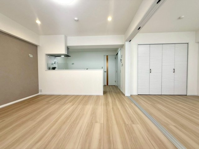 ニックハイム綱島第5の居間・リビング|洗練されたシンプルデザインのリビング。明るさと温もりを感じさせる素材が調和し、穏やかな時間を紡ぎます。