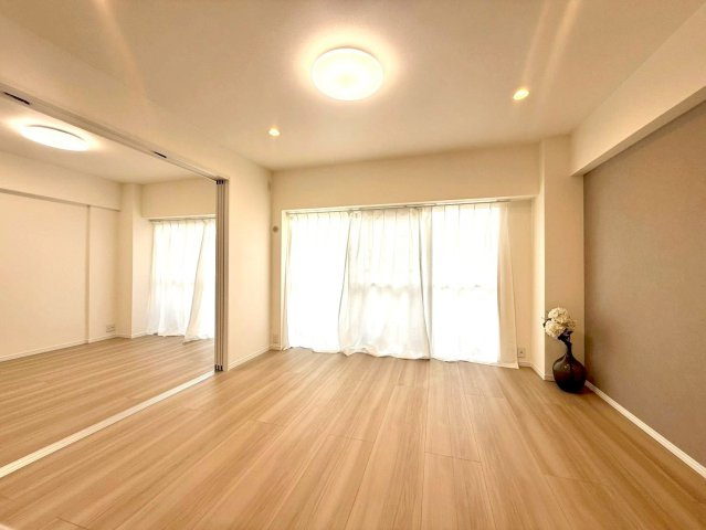 ニックハイム綱島第5の居間・リビング|柔らかな光が室内を包み込むリビング空間。アクセントクロスが上質な雰囲気を添え、日々の暮らしに安らぎをもたらします。