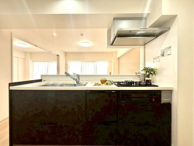 ニックハイム綱島第5のキッチン|使い勝手の良い三口コンロとワイドなワークトップ。デザイン性と機能性を兼ね備えた上質なキッチンスペースです。