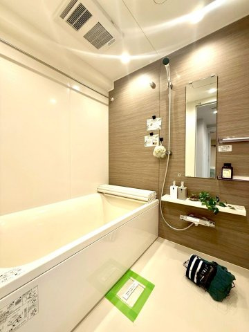 ニックハイム綱島第5の浴室|木目調パネルが上質な雰囲気を演出する浴室。ゆとりある浴槽で、一日の疲れを癒す贅沢なリラックスタイムをお楽しみいただけます。