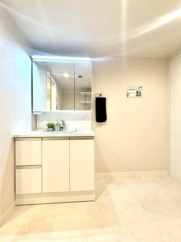 ニックハイム綱島第5の独立洗面台|三面鏡キャビネットと広々としたカウンターが魅力の洗面台。毎日の身支度も快適に行える明るく清潔な空間です。