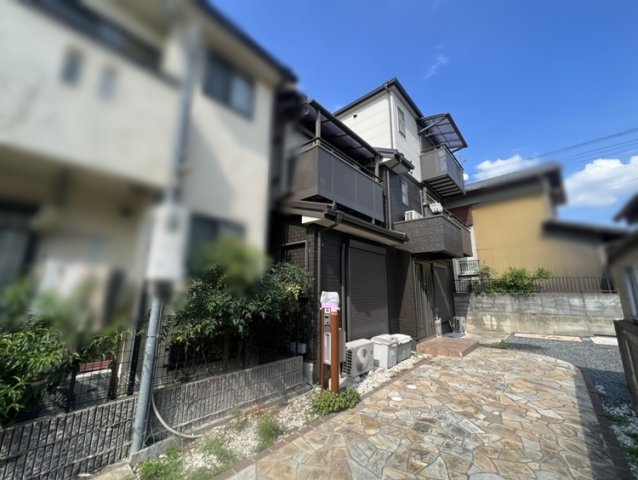 長岡京市西の京の前面道路含む現地写真|敷地内通路にはデザインコンクリート施工