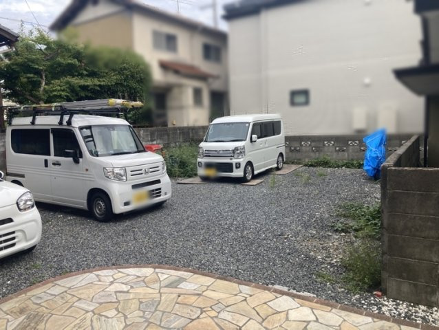 長岡京市西の京の駐車場|駐車５台可能です。家族が各1台車に乗っても駐車できる広さ！