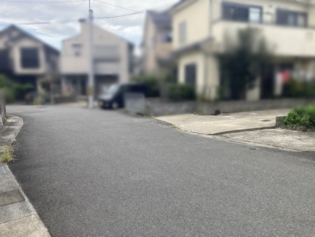 長岡京市西の京の前面道路含む現地写真|前道道路は幅員６ｍございます。