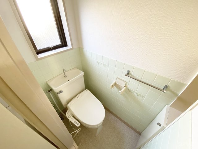 土呂ラポールレジデンスのトイレ|洗浄便座付き！窓付きで明るい☆