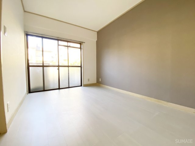 土呂ラポールレジデンスの寝室|落ち着いたアクセントクロス☆