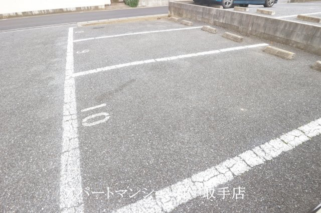 レオパレスレイクサイドの駐車場