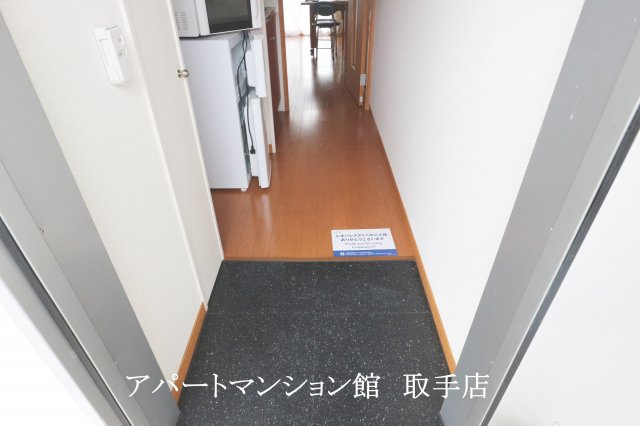 レオパレスレイクサイドの玄関