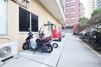 【駐車場】 | バイク置き場。空き区画の有無や駐輪料金、サイズおよび排気量規定などについては、改めてお問い合わせください。～即日のご見学可能～　お問合せはお気軽にどうぞ。