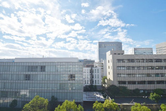 【展望】 | 眼前に広がる空の雄大さと、このお部屋の自慢の一つである「眺望」をご覧ください。毎日、この景色を独り占めできる新生活に夢が広がります。～即日のご見学可能～　お問合せはお気軽にどうぞ。