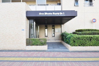 【エントランス】 | オートロックを備えた、マンションのエントランス。やはりセキュリティの観点は欠かすことができません。皆様を“安全”に送り出し、出迎えてくれます。～即日のご見学可能～　お問合せはお気軽にどうぞ。