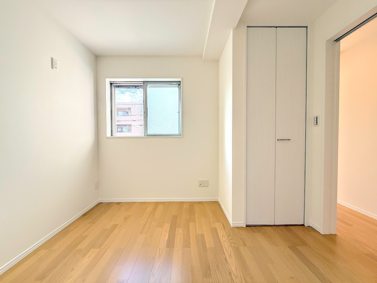 戸塚区名瀬町　新築戸建ての洋室|◆柔らかい陽光が差し込む明るいお部屋を演出する設計。彩光の取れる窓が気持ちの良いお部屋を創り上げます。
