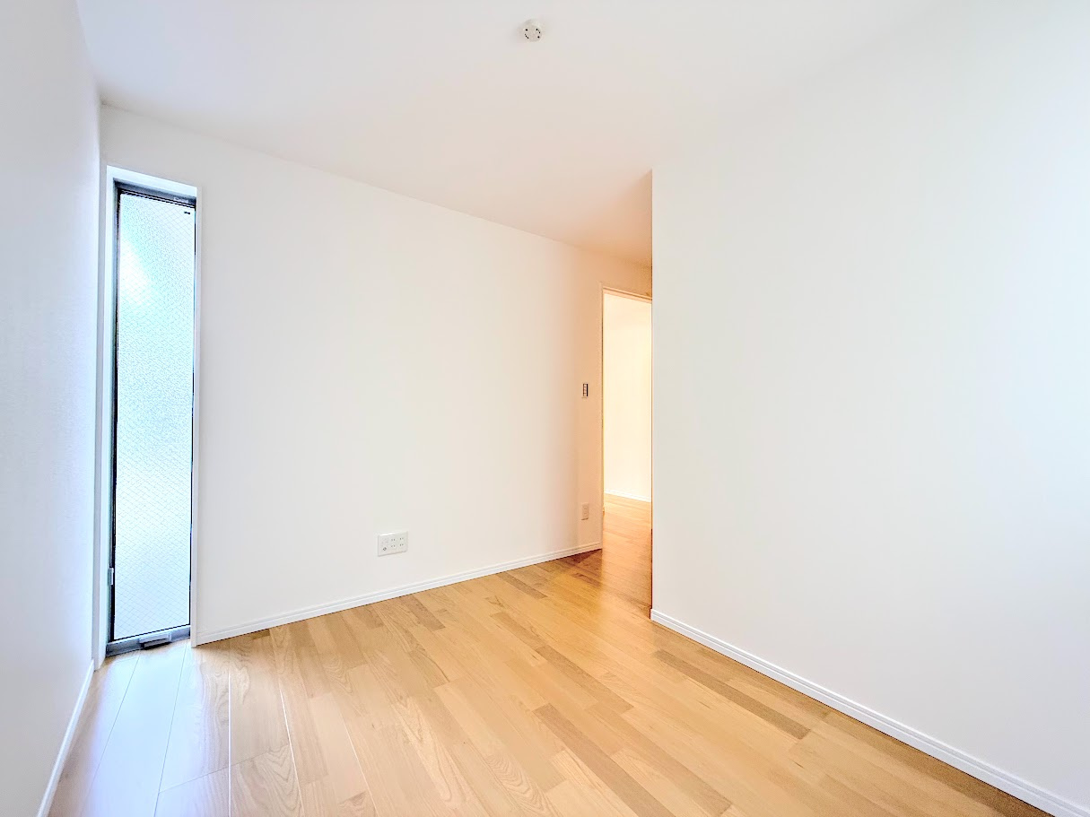 戸塚区名瀬町　新築戸建ての洋室|◆室内はいつも明るい印象なので気持ちの良い朝を迎えられます。各部屋にはクローゼットを完備しており、収納が多いお家はすっきりして快適空間です。
