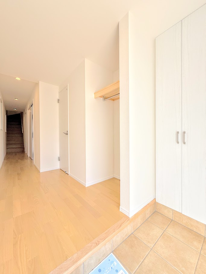 戸塚区名瀬町　新築戸建ての玄関|◆明るい玄関です！散らかりやすい玄関もスッキリする大容量のシューズボックス付き。
