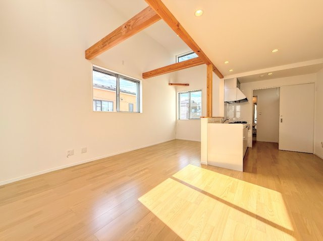 戸塚区名瀬町　新築戸建ての居間・リビング|◆勾配天井の開放的なリビング。陽当りも良く、道路からの目線も気にならないプライベート空間。

