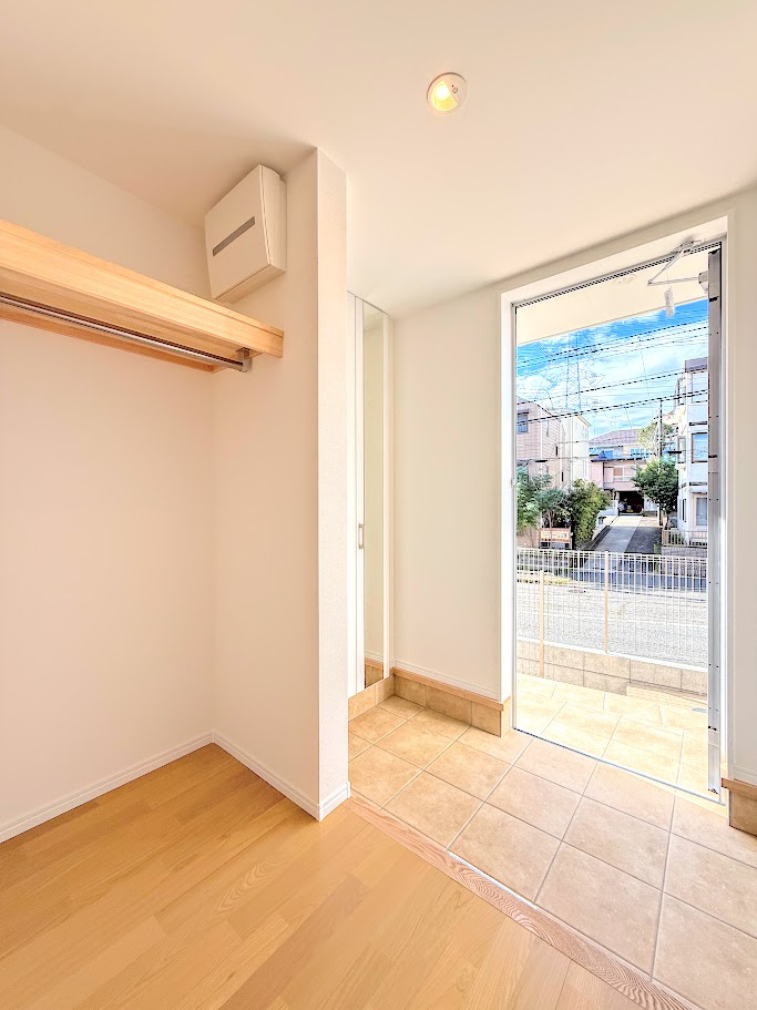 戸塚区名瀬町　新築戸建ての玄関|◆光の渦が溢れた明るい玄関ホール。「おかえり」と「ただいま」が交差するお家の顔とも言える場所は爽やかで心地良い空間となっています。
