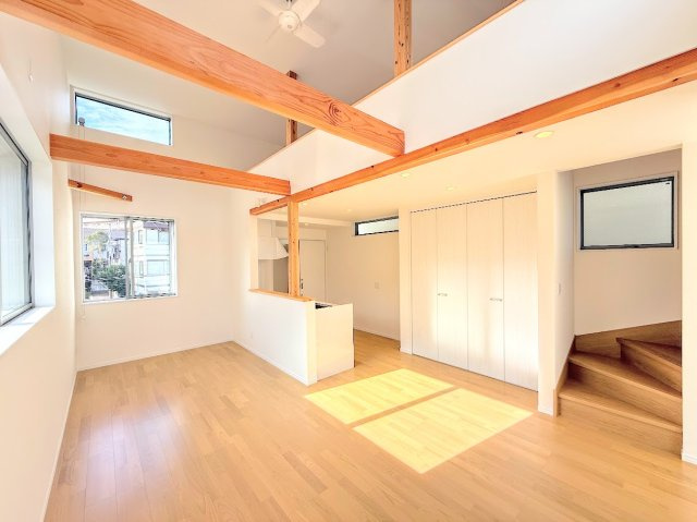 戸塚区名瀬町　新築戸建ての居間・リビング|◆家族で食卓を囲むダイニングスペースと、ソファでゆったりくつろぐリビングスペースがしっかり区切られているので家具の配置や用途を使いわけしやすいです。
