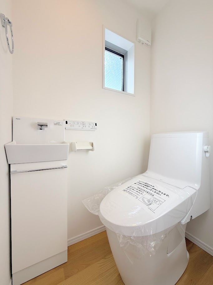戸塚区名瀬町　新築戸建てのトイレ|◆清潔感のある白を基調とした落ち着ける空間。小窓をもうけていますので、こもりやすい空気の入れ替えも簡単に行えますね！
