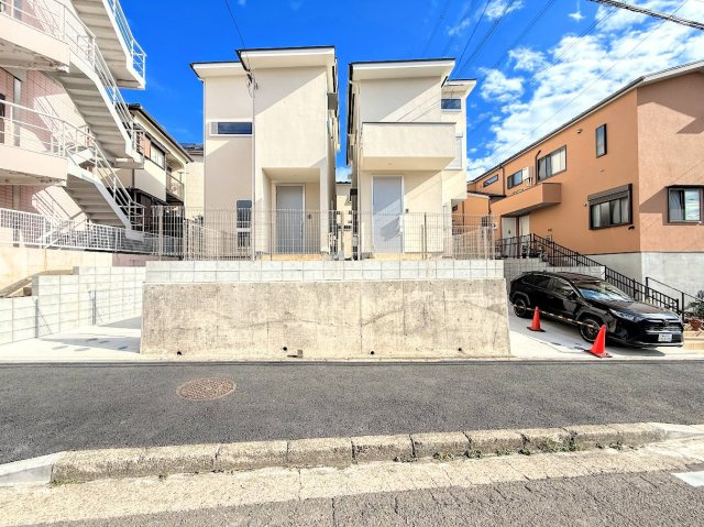 戸塚区名瀬町　新築戸建ての外観|◆一戸建てを中心とした街並みが整然と続き、周辺は高い建物が建っていないので、緑の多い閑静な趣を感じる環境です。街並みや周辺環境も重要なポイントです！！
