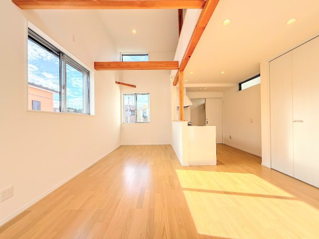 戸塚区名瀬町　新築戸建ての居間・リビング|◆一家だんらんのスペースとなるＬＤＫ。窓から明るい光が差し込み、思わず家族の会話も弾む快適な空間。
