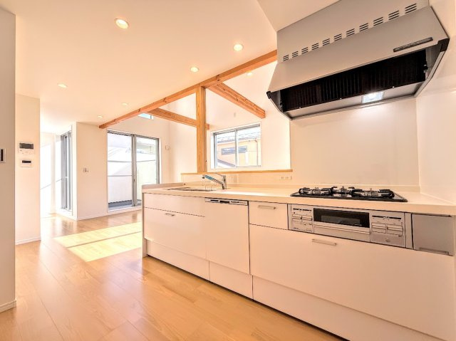 戸塚区名瀬町　新築戸建てのキッチン|◆キッチンからダイニングやリビングが見渡せるキッチン。料理をしながら家族とコミュニケーションをとれるだけでなく、大きな開放感も得られることができます。
