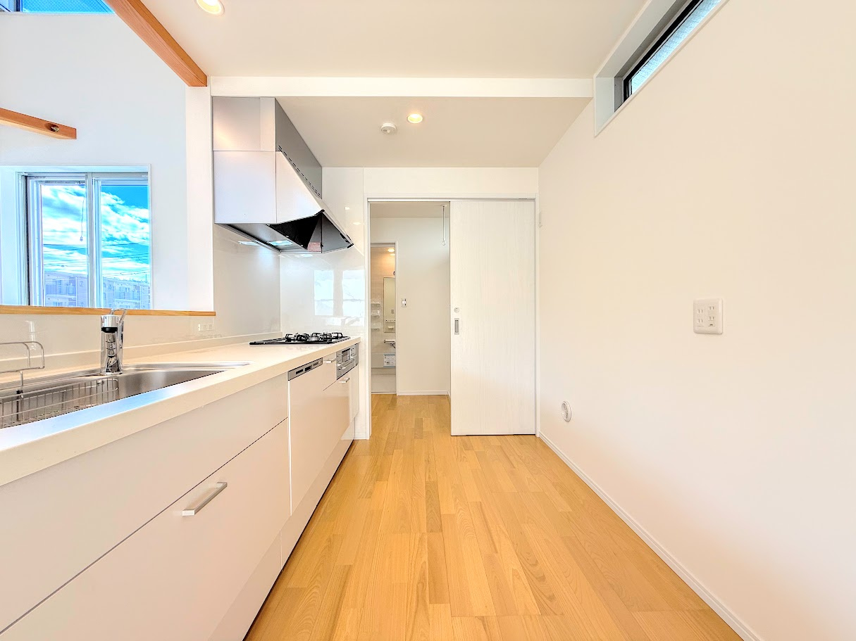 戸塚区名瀬町　新築戸建てのキッチン|◆デザイン性と機能性を兼ね備えたキッチンです。リビングスペースとの一体感が生まれ、広々空間を演出してくれます。
