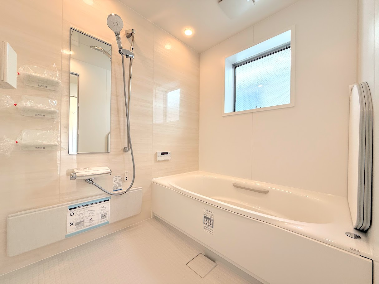 戸塚区名瀬町　新築戸建ての浴室|◆お子様と一緒にバスタイムを楽しめる広々空間。浴室乾燥機付で心地よいバスタイムを実現します。
