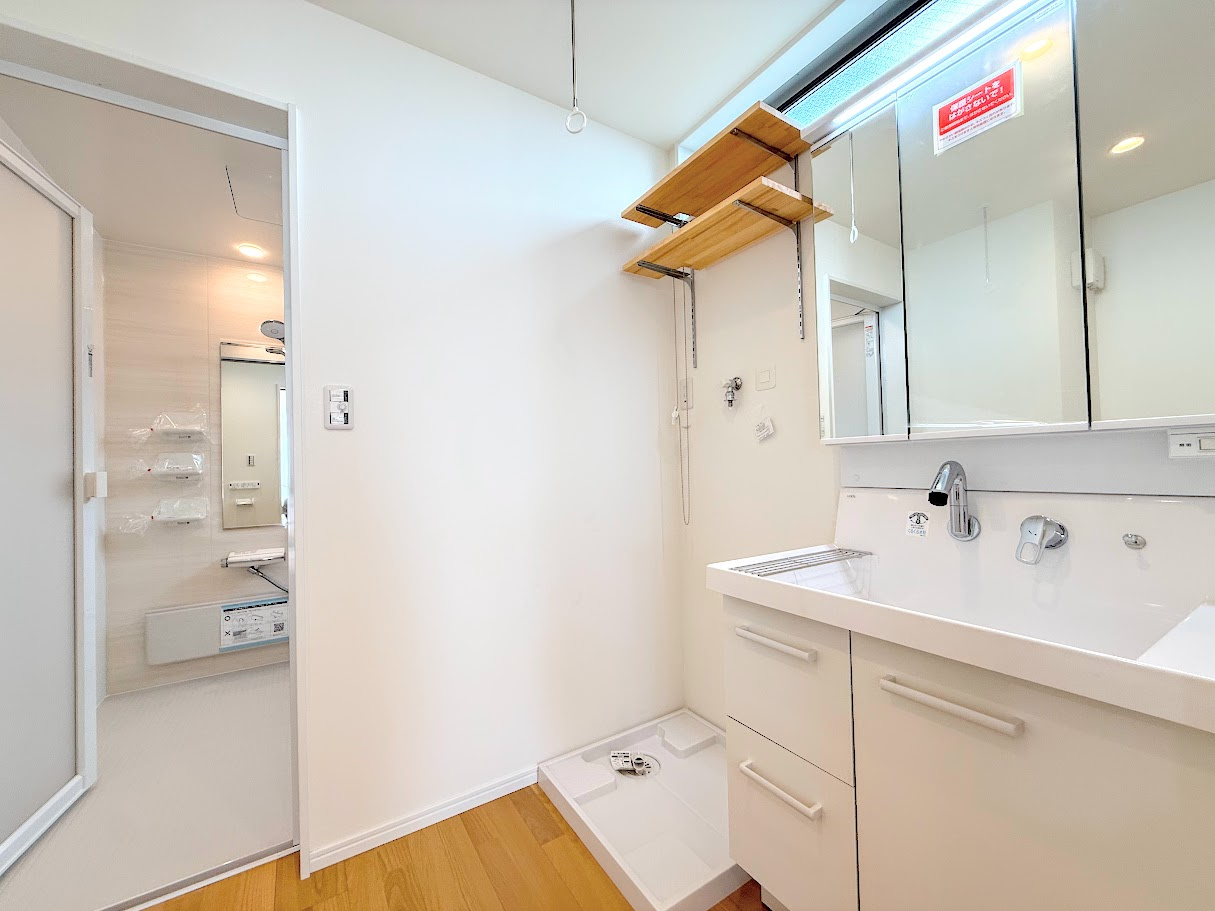 戸塚区名瀬町　新築戸建ての独立洗面台|◆毎日使う場所だから、機能的で使いやすさに配慮したパウダールーム。すっきりと使えるように収納も豊富にご用意しています。
