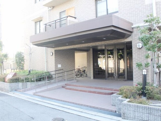 リブコートアゼリア吹田のエントランス