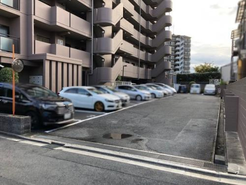 リブコートアゼリア吹田の駐車場