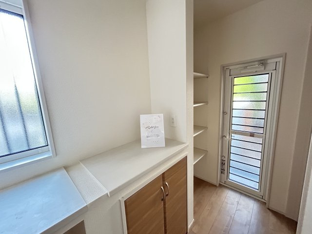 宇都宮市京町 全4棟のキッチン|○1号棟パントリー○
キッチン横の広々パントリーはカウンターと4段の可動棚を採用しているので、いろいろな物を収納できます。勝手口からお買い物も直接運べて便利です。
※2025年10月撮影