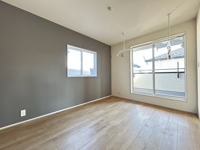 宇都宮市京町 全4棟の洋室|〇1号棟2階洋室6帖〇
アクセントクロスがシックな間仕切り可能な洋室。
バルコニーに面したテラス窓側に室内物干しをご用意しました♪お天気が崩れそうな日は室内に干すこともできるうれしい仕様です。