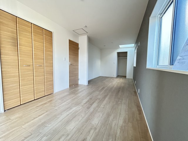 宇都宮市京町 全4棟の洋室|〇1号棟2洋室6帖+5.25帖〇
2ドア1ルームの洋室です。将来ご家族の成長に合わせ間仕切壁を設置することで２部屋に♪
※2025年10月撮影