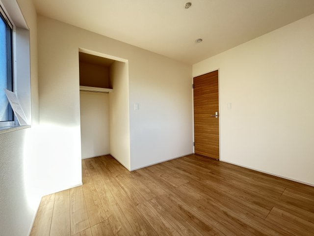 宇都宮市京町 全4棟の洋室|○1号棟２階洋室5.25帖○
オープンタイプのウォークインクローゼット付きの洋室です。各居室に収納完備♪お部屋はいつもスッキリきれいに保てます！
※2025年10月撮影