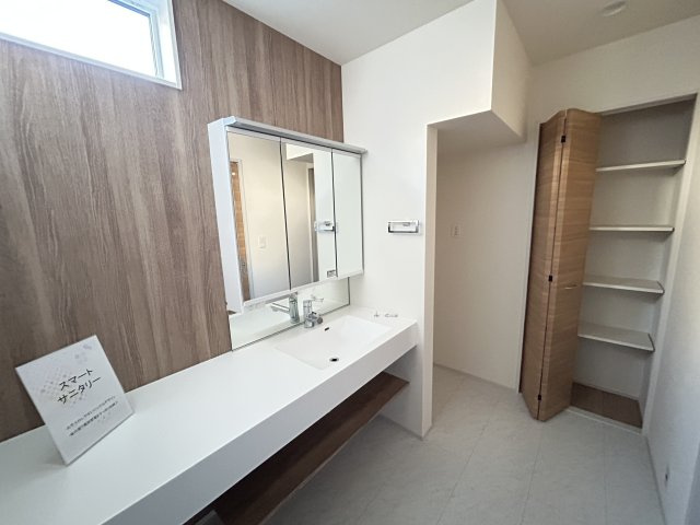 宇都宮市京町 全4棟の洗面所|○2号棟洗面化粧台○
アクセントクロスを施したお洒落な洗面化粧室です。忙しい朝に混雑しがちな洗面台も、家族が並んでお支度もはかどります。可動棚つきリネンスペース完備♪
※2025年10月撮影