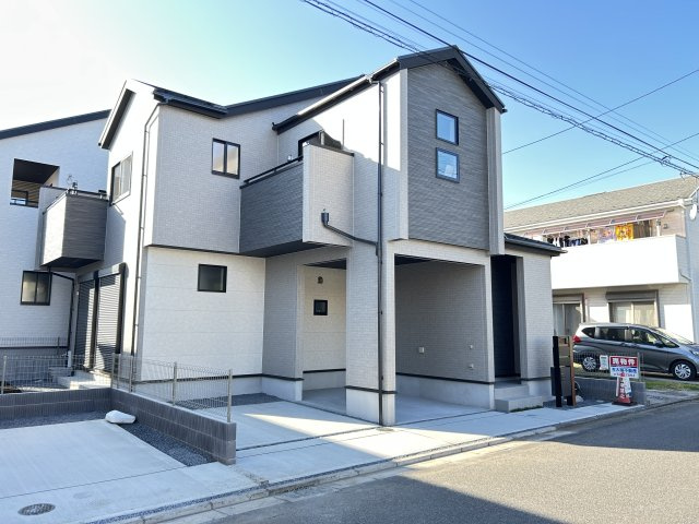 宇都宮市京町 全4棟の外観|〇2号棟【3（4）LDK+WIC＋ガレージ】
吹き抜けの明るく開放的な玄関がお客様をお迎えします。水回り集中家事動線♪2階３部屋の居室は間仕切り可能です。バルコニー2か所付♪
※2025年10月撮影