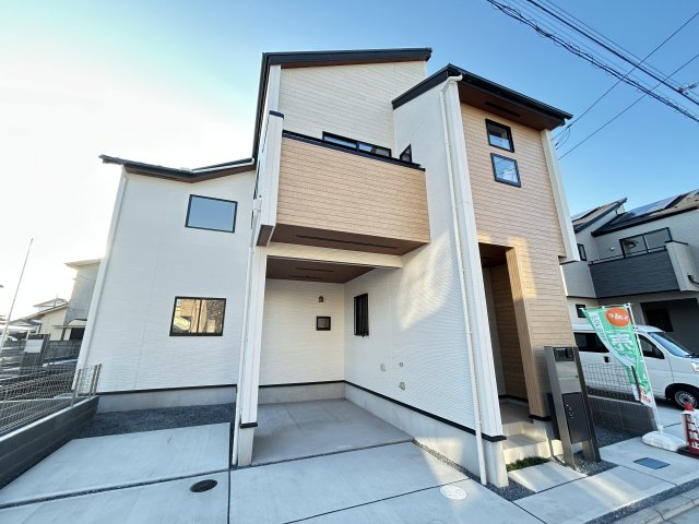 宇都宮市京町 全4棟の外観|〇3号棟【3（4）LDK＋ガレージ】
明るく開放的な吹き抜けリビング♪居心地のいい暮らしに欠かせない採光がご家族団らんの場に降り注ぎます♪
※2025年10月撮影