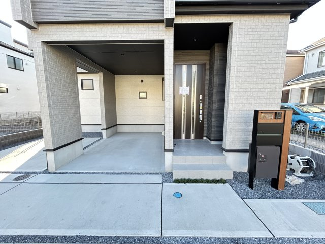 宇都宮市京町 全4棟の玄関|○2号棟玄関ポーチ○
木目調の落ち着いた扉がおしゃれです。雨の日もガレージから濡れずに玄関へ♪
