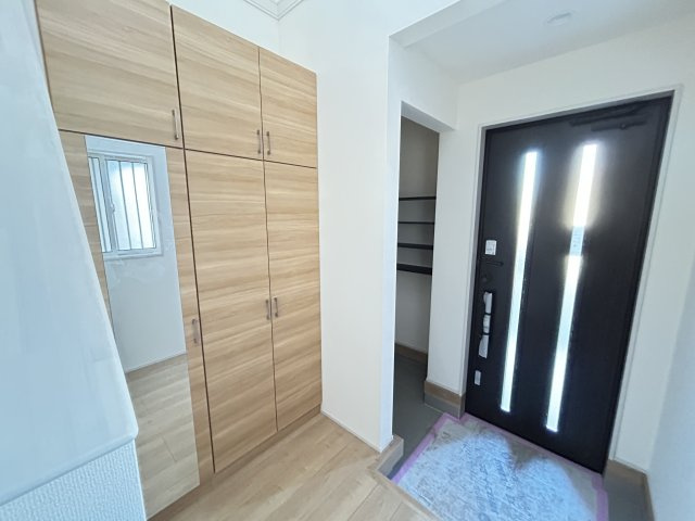 宇都宮市京町 全4棟の玄関|〇2号棟玄関収納〇
 お出かけ前のコーディネートをチェックできる、全身ミラー付きのクローゼットに可動棚付き土間スペース完備♪雨の日の泥汚れも気になりませんね。
※2025年10月撮影