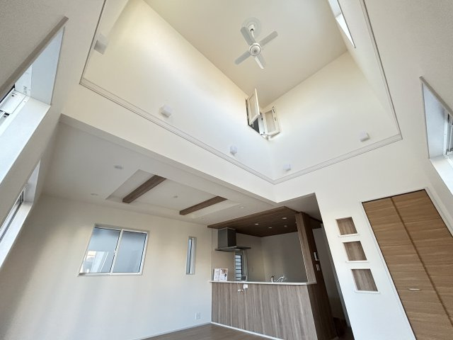 宇都宮市京町 全4棟の居間・リビング|○3号棟LDK18.25帖○
家族が集うLDKは20帖の広々空間です。上部吹き抜け、キッチンには折り下げ天井、リビングは折り上げ天井を施し、より奥行きを感じられる仕様に♪
※2025年10月撮影