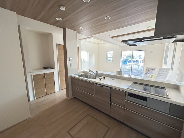 宇都宮市京町 全4棟のキッチン|○3号棟キッチン○
料理をしながらもリビング・ダイニング側に目が届き、家族やゲストと会話を楽しめる対面式キッチン。環境にも手にも優しい食器洗乾燥機付です♪
※2025年10月撮影
※2025年10月撮