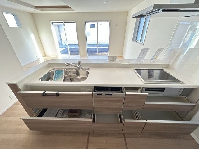 宇都宮市京町 全4棟のキッチン|○2号棟キッチンパントリー○
何かと散らかりがちなキッチンにはパントリーが大活躍。食材や調味料などがストックでき、何がどこにあるかわかりやすいので、出し入れも便利ですね。
※2025年10月撮影