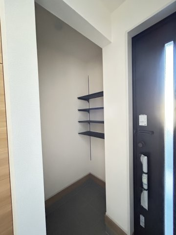 宇都宮市京町 全4棟の玄関|○2号棟玄関ポーチ○
雨の日でも安心な屋根付き、人感センサー照明付き玄関ポーチ。カードキー対応、お荷物の多い日でもラクラク開錠！シンプルかつスタイリッシュなポストが標準装備♪
※2025年10月撮影