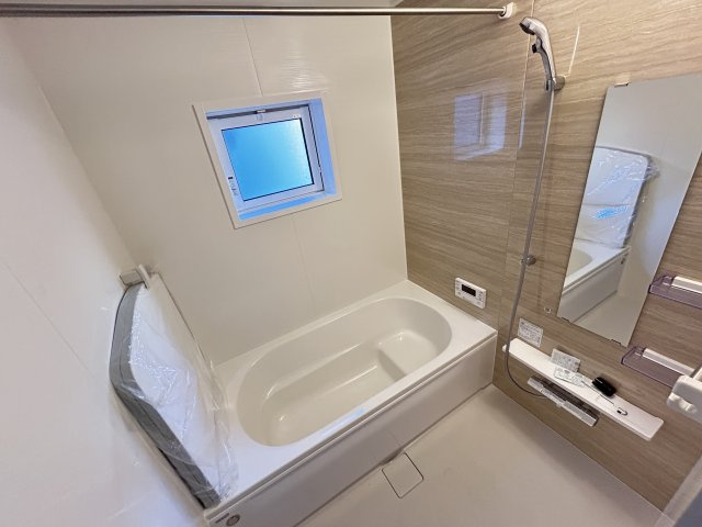 宇都宮市京町 全4棟のトイレ|○2号棟トイレ○
ニッチ収納＆タオル掛け付きトイレ。温水洗浄機能で、トイレ時間がちょっと心地よくなります。
※2025年10月撮影